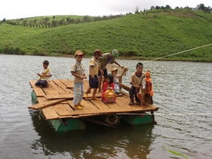 Đắk Nông Học sinh đã có áo phao để đến trường